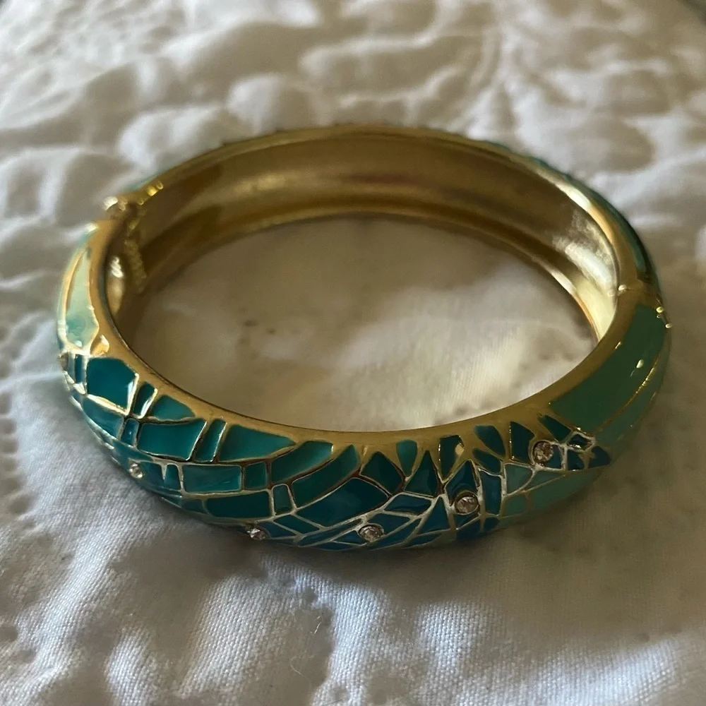 NWOT-HINGED BANGLE BRACELET
